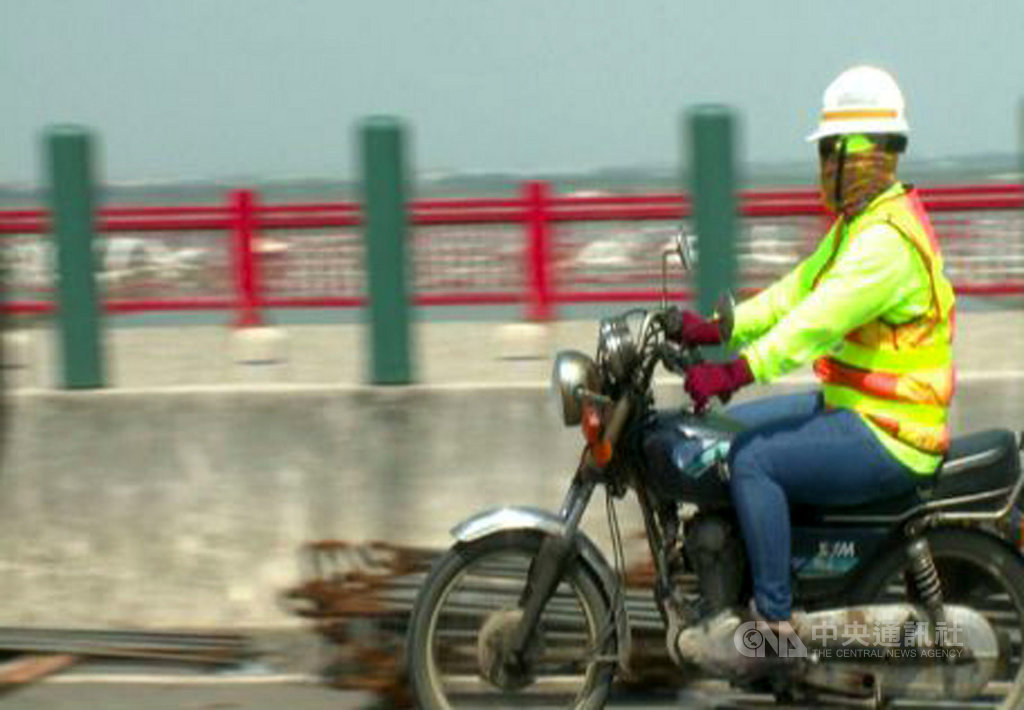 西濱快速公路因環保減碳獲得全球道路成就獎,工程師陳文娟是幕後功臣之一,不僅負責設計還要負責監工,當時的施工過程也從頭參與。(陳文娟提供)中央社記者余曉涵傳真 108年12月26日