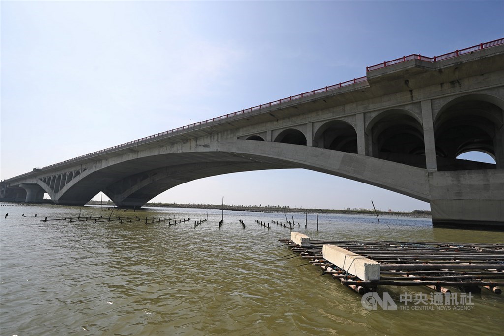 台61線西濱快速公路台南七股溪橋融入在地景觀,施工兼顧生態及減碳,日前獲108年度全球道路成就獎的環境減輕類首獎。中央社記者裴禛攝 108年12月26日