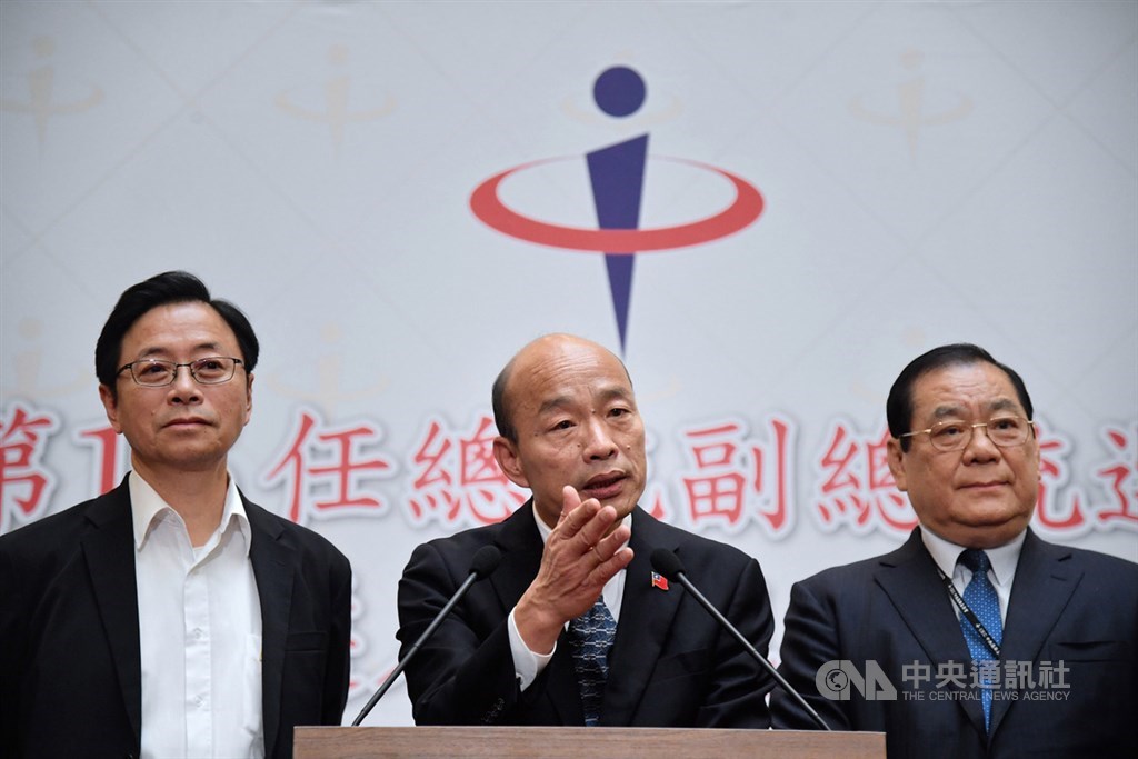 國民黨總統候選人韓國瑜(中)25日針對媒體評比高雄市長施政滿意度倒數第2表示尊重,他說,整個團隊在高雄1年真的拚了命在做,連副市長都進醫院了,相信市民會有感受。左為國民黨副總統候選人張善政。中央社記者王飛華攝 108年12月25日