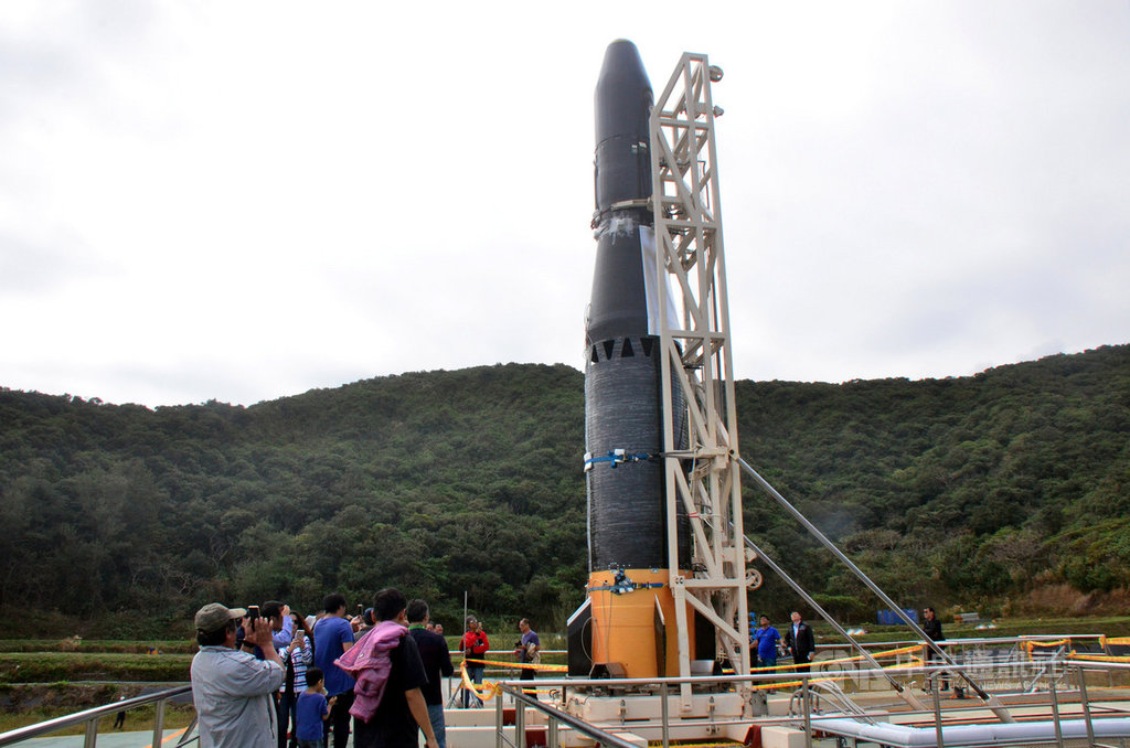 晉陞太空科技公司計劃在台東南田海邊發射火箭「飛鼠一號」,26日首度亮相,民眾近距離接觸火箭感到新鮮、好奇,紛紛拿起手機拍照留念。中央社記者盧太城台東攝 108年12月26日