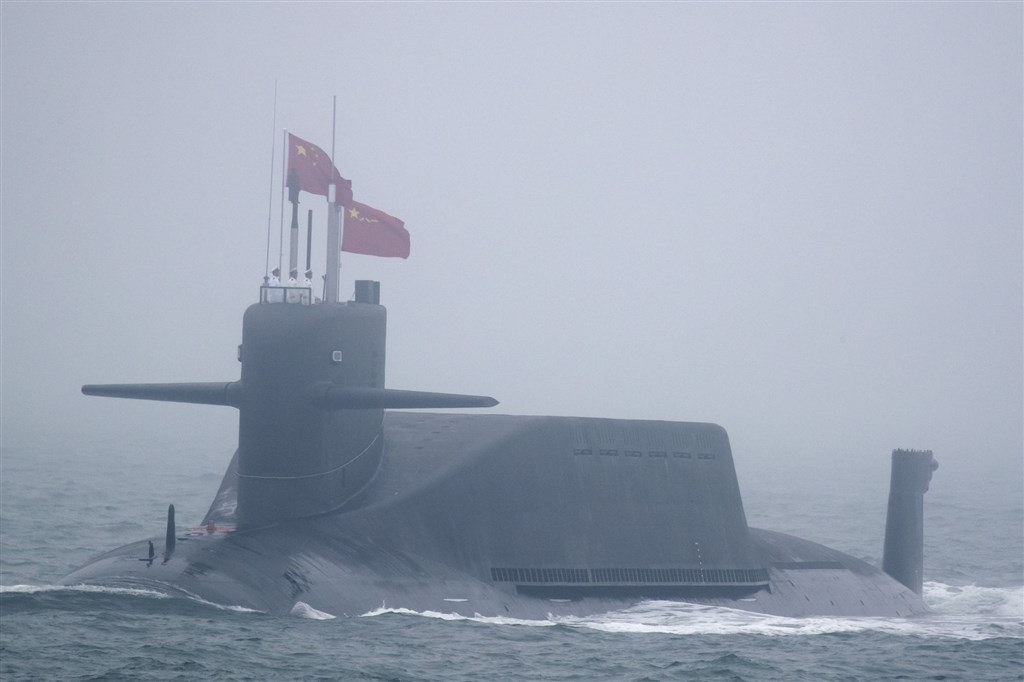 華盛頓時報報導,解放軍22日利用晉級彈道飛彈核潛艦在渤海試射巨浪-3型潛射彈道飛彈。圖為4月23日在中共解放軍海軍閱兵亮相的晉級彈道飛彈核潛艦。(美聯社)