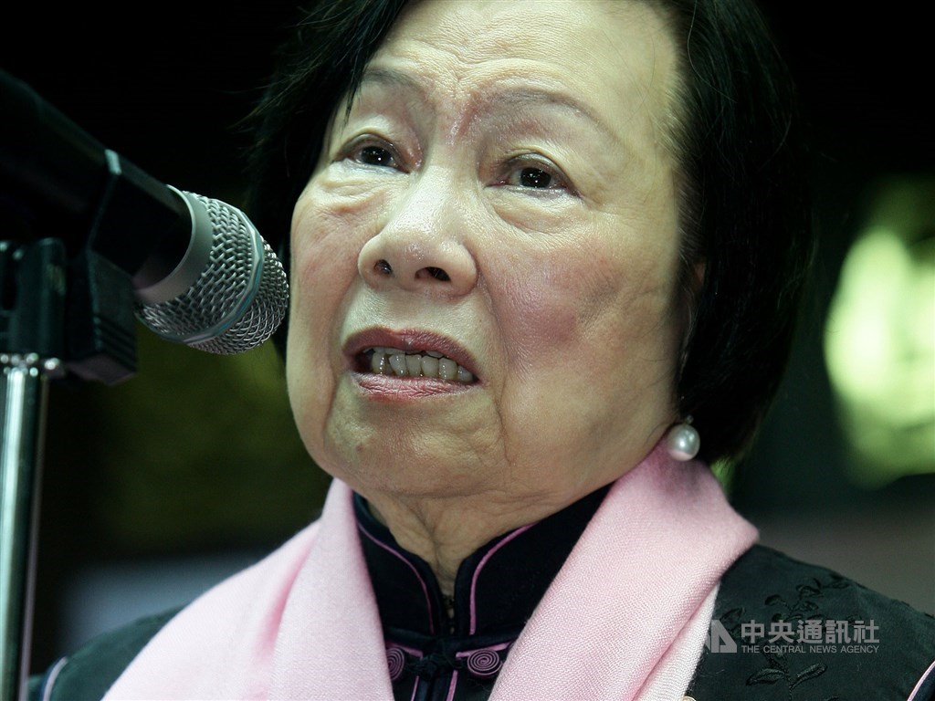 婦聯會拒簽行政契約,內政部106年底撤換婦聯會主委辜嚴倬雲(圖)。辜嚴倬雲及婦聯會不服分別興訟,法院審酌二案事實相同,26日合併宣判,判辜嚴倬雲及婦聯會敗訴,還可上訴。(中央社檔案照片)