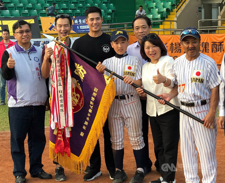 2019年第22屆諸羅山盃國際軟式少年棒球邀請賽閉幕典禮26日舉行,旅美投手陳偉殷(左3)驚喜現身,與嘉義市長黃敏惠(右2)一起頒獎。中央社記者黃國芳攝 108年12月26日