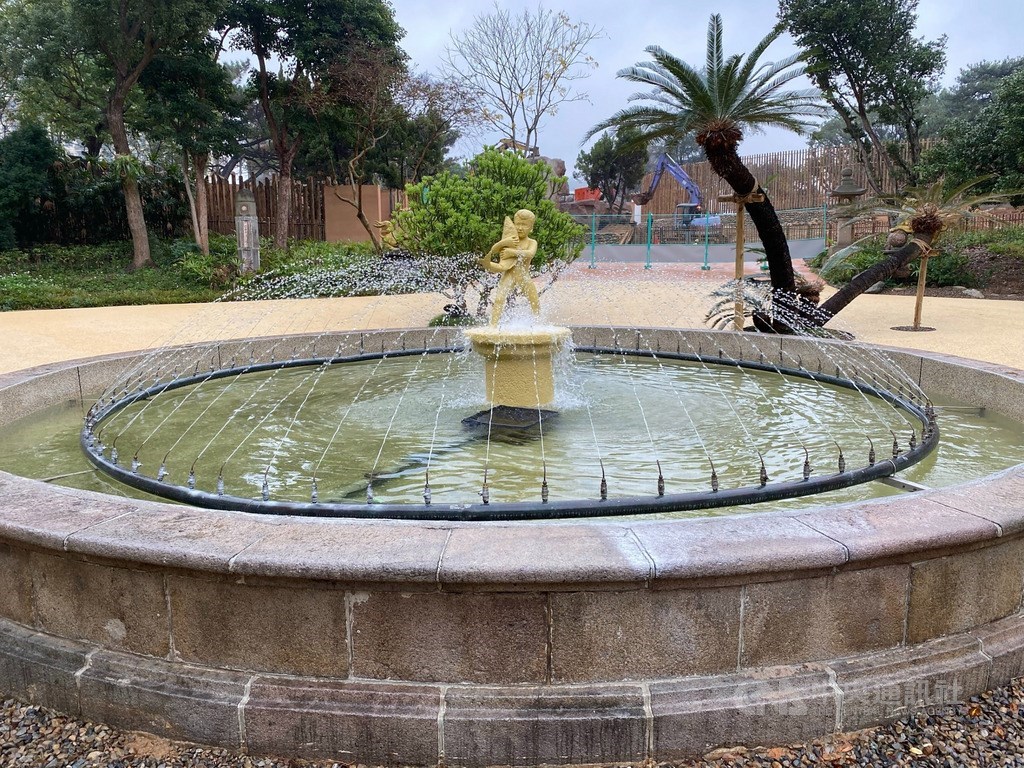 新竹動物園28日將重新開園,從動物園2號出口一走入,隨即可見一座圓形噴水池,這是已列為新竹文化資產的歷史建築,抱魚小童乘載許多新竹人回憶。中央社記者魯鋼駿攝 108年12月27日