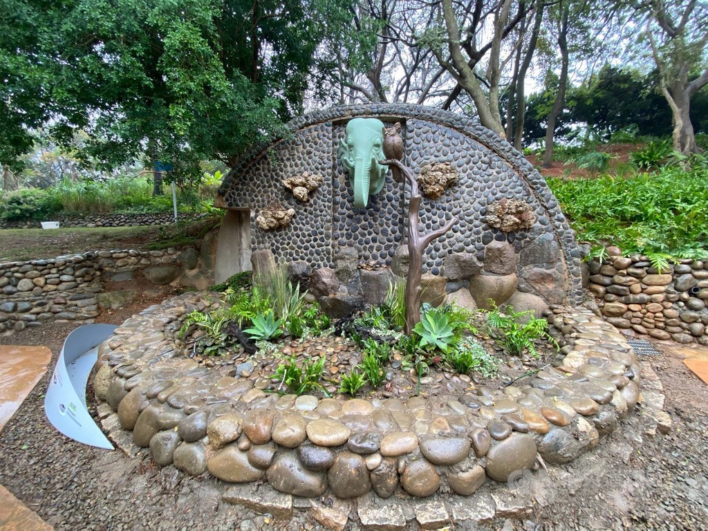 新竹動物園內原本黃魚鴞居住的半圓形鳥籠,是從日治時期就保存下來的歷史建物,這次新竹動物園再生計畫拆除鳥籠,不再展示動物,但新設黃魚鴞雕塑,重現過去景象。中央社記者魯鋼駿攝 108年12月27日