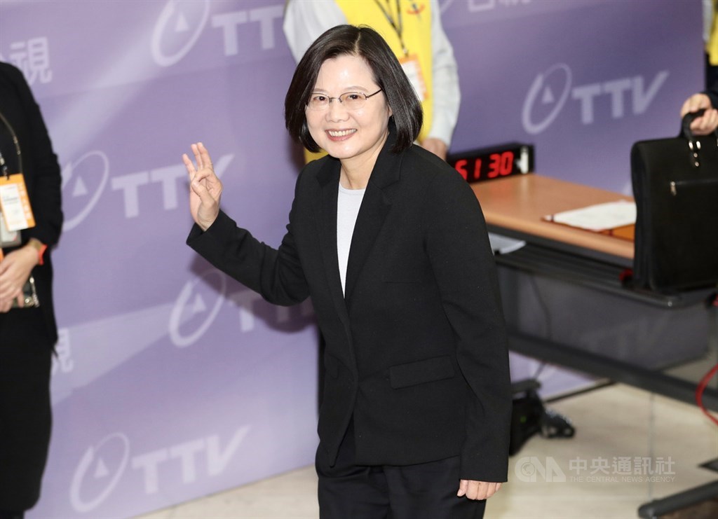 第15任總統副總統選舉總統候選人電視政見發表會第3場次,27日晚間在台視舉行,民進黨總統候選人蔡英文提前抵達會場。中央社記者張皓安攝 108年12月27日
