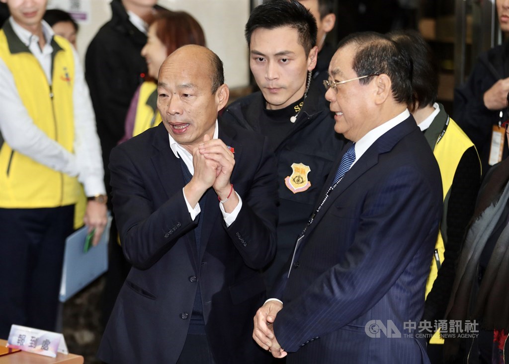國民黨總統候選人韓國瑜(前左)27日晚間在台視出席第3場2020總統候選人電視政見發表會,抵達會場時拱手向現場媒體朋友致意。中央社記者張皓安攝 108年12月27日
