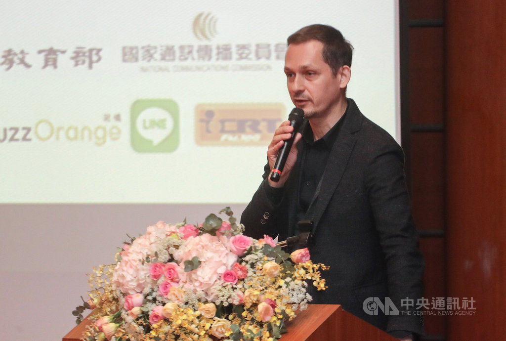 第一屆台灣新聞界國際會議27日在台北舉行,無國界記者組織東亞辦事處執行長艾瑋昂(Cedric Alviani)致詞表示,不管媒體或政府都要有權知道新聞真假,與其一昧阻擋或壓制假新聞,不如提高媒體可信度,讓大眾再次相信媒體。中央社記者裴禛攝 108年12月27日
