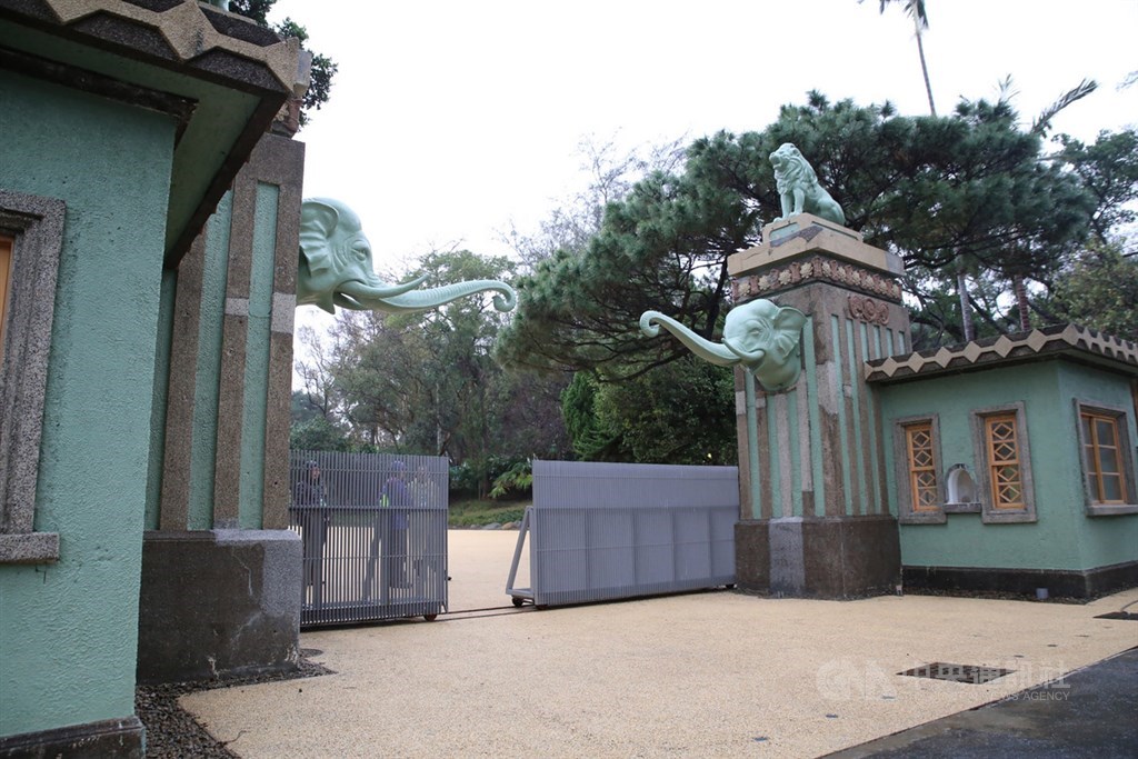 新竹動物園整修完成,28日將重新開園。園區2號出口門柱上的大象、獅子銅雕,經工程團隊去漆後,確認最初色彩,特別請老師傅費心調出原色後重新粉刷,盡力恢復成為原始樣貌。中央社記者魯鋼駿攝 108年12月27日