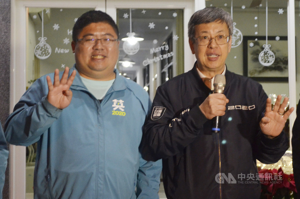 副總統陳建仁(右)27日晚間為民進黨嘉義縣第1選區立委參選人蔡易餘(左)輔選造勢,手比蔡易餘的號次4號,籲請鄉親全力支持。中央社記者蔡智明攝 108年12月27日