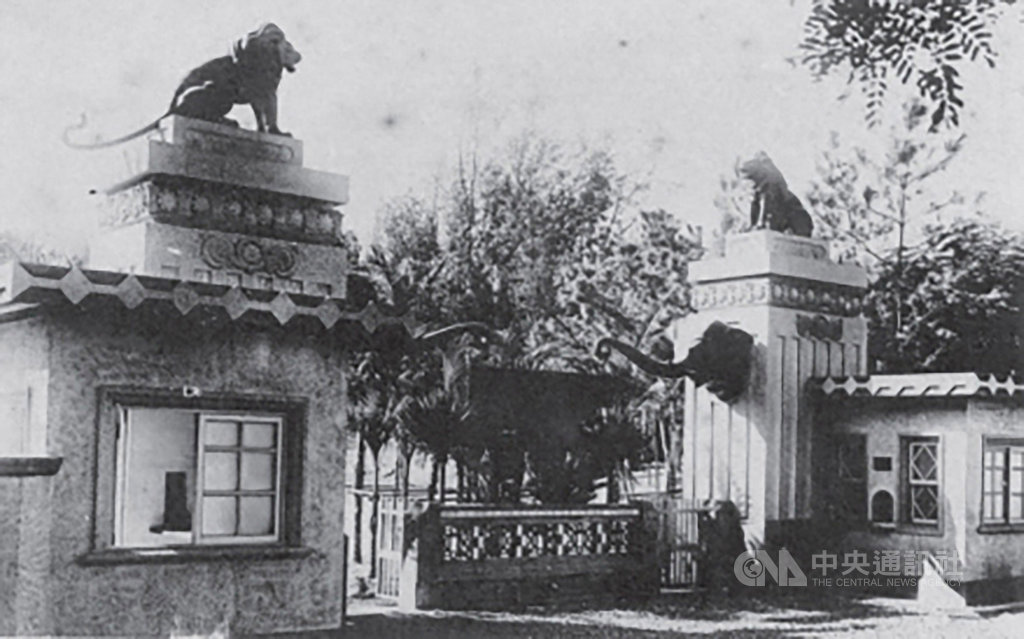 新竹市立動物園建於公元1936年,至今仍保留原貌的大象門,是由日本設計師參考德國哈根貝克動物園(Hagenbeck Zoo)大門建造,承載3代新竹人記憶。(新竹市政府提供)中央社記者魯鋼駿傳真 108年12月27日