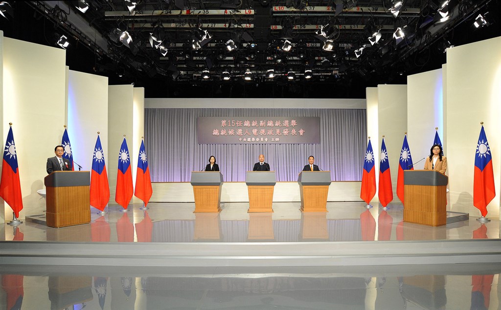 最後一場第15任總統副總統選舉公辦總統候選人電視政見發表會,27日晚間7時起在台視展開,依序由親民黨總統候選人宋楚瑜(右2起)、國民黨總統候選人韓國瑜、民進黨總統候選人蔡英文發言。(中選會提供)中央社 108年12月27日