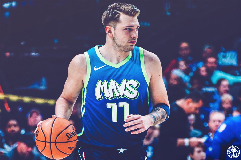 美國職籃NBA達拉斯獨行俠球星唐西奇(前)因傷缺賽4場,26日在主場復出獨拿全場最高24分,帶領球隊以102比98力克前來踢館的聖安東尼奧馬刺。(圖取自twitter.com/MavsPR)