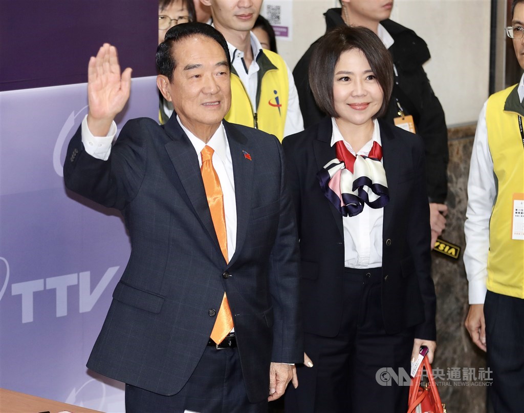 第15任總統副總統選舉總統候選人電視政見發表會第3場27日在台視舉行,親民黨總統候選人宋楚瑜(左)抵達會場。中央社記者張皓安攝 108年12月27日