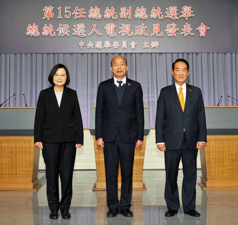 中央選舉委員會主辦的第15任總統副總統選舉總統候選人電視政見發表會第3場次,27日晚間在台視登場,民進黨總統候選人蔡英文(左起)、國民黨總統候選人韓國瑜、親民黨總統候選人宋楚瑜第3度同台闡述政見。(中選會提供)中央社 108年12月27日