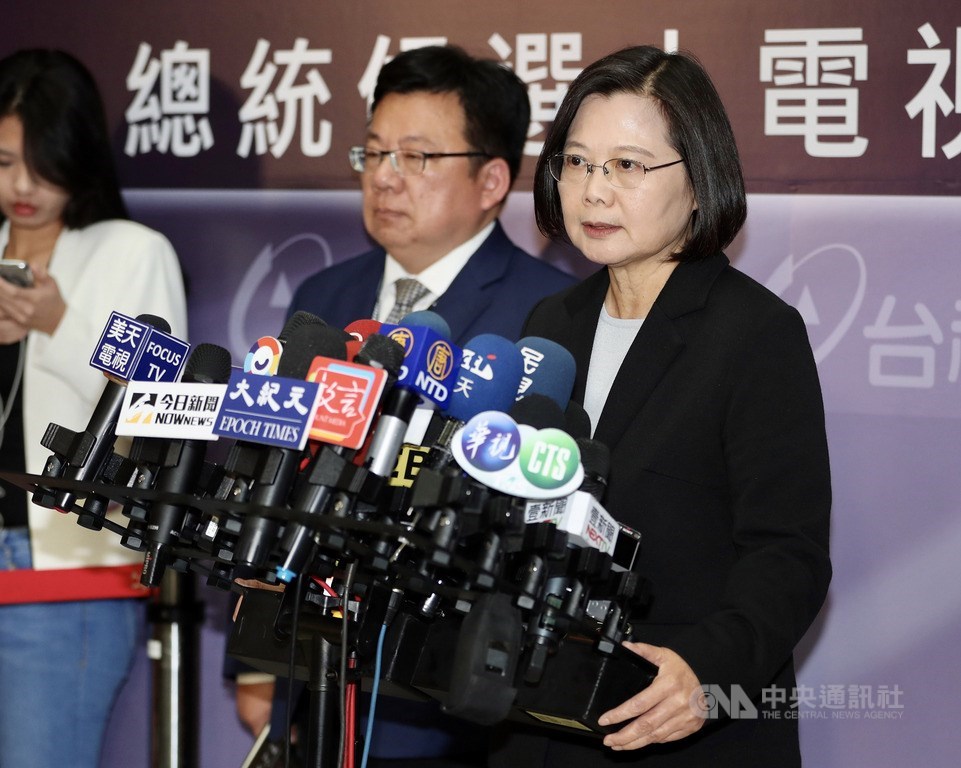 2020總統候選人第3場公辦電視政見會27日晚間在台視順利落幕,民進黨總統候選人蔡英文(右)會後接受媒體聯訪。中央社記者張皓安攝 108年12月27日