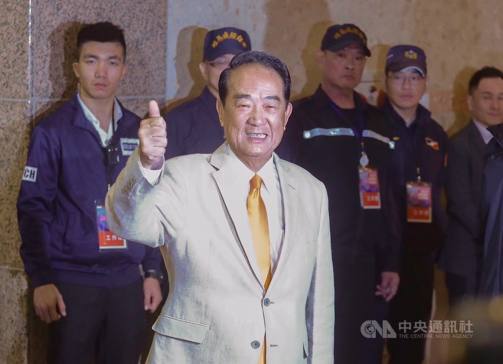 2020總統大選唯一一場電視辯論會29日下午在公共電視登場,親民黨總統候選人宋楚瑜(前)最早抵達會場備戰。中央社記者裴禛攝 108年12月29日