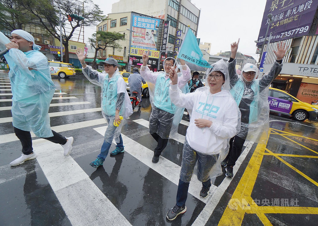 台灣民眾黨「全台大眾走」29日來到彰化縣,雖然天氣不佳,但民眾黨不分區立委參選人蔡壁如(前右)等人仍穿梭街道,盼選民將政黨票投給15號民眾黨。(民眾黨提供)中央社記者蕭博陽彰化傳真 108年12月29日