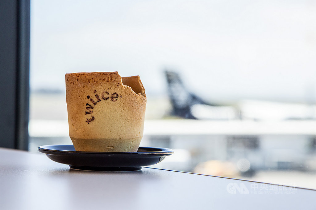 紐西蘭航空為了減少平均每年消耗掉的800萬個紙杯,推出可食用的餅乾咖啡杯,用創意減少垃圾量。(紐西蘭航空提供)中央社記者汪淑芬傳真 108年12月29日