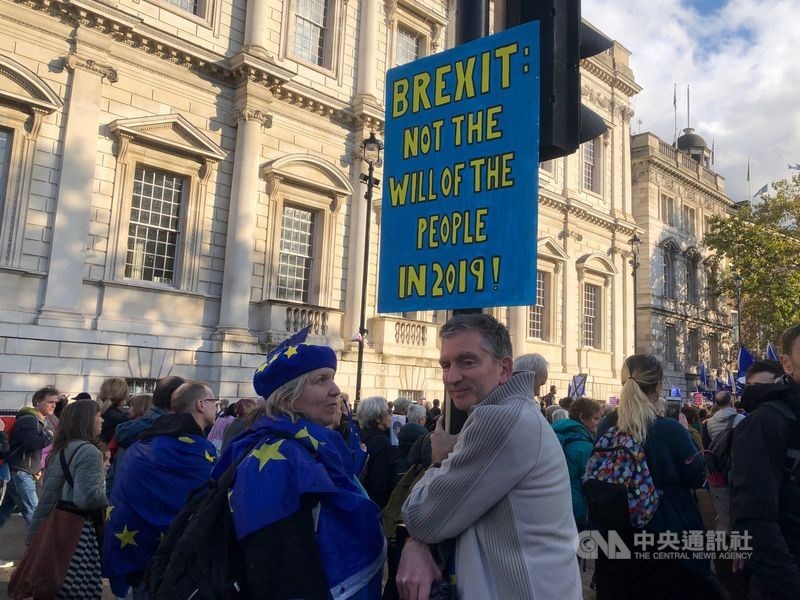 英國將在2020年1月完成脫歐立法,脫離歐盟,結束這段近半世紀的綁定關係,2019年也將被標註為留歐派大敗的一年。圖為10月英國留歐派民眾遊行高舉標語。(中央社檔案照片)