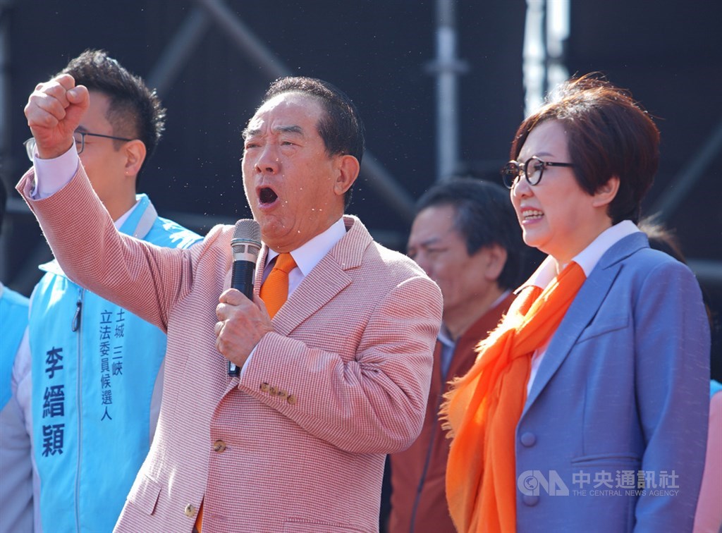 2020總統大選倒數計時,親民黨除了規畫北、高兩場造勢,總統候選人宋楚瑜(右2)將與副手搭檔余湘(右1)進行車隊掃街拜票。(中央社檔案照片)
