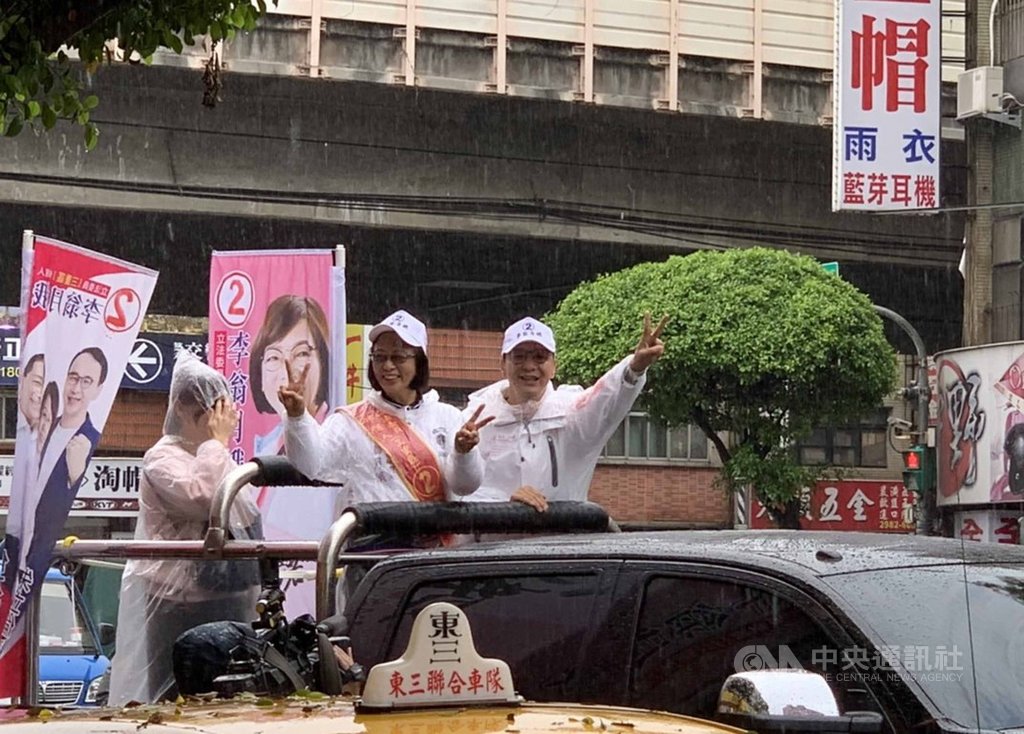 選戰倒數,前新北市長朱立倫(車上右)30日陪同無黨籍立委參選人李翁月娥(車上中)車隊掃街拜票,爭取支持。中央社記者葉臻攝 108年12月30日
