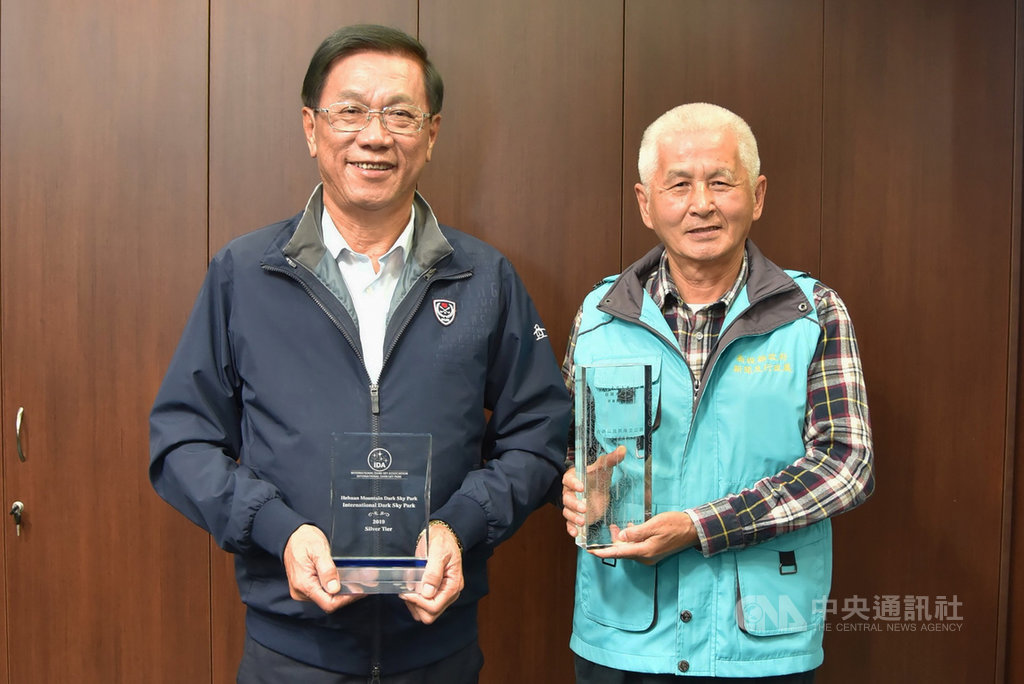 南投縣政府等單位合力推動合歡山國際暗空公園獲銀級認證,認證獎座30日送抵南投縣長林明溱(左)手中,他承諾說,一定用心營造最適合觀星的國際級無光害景點。中央社記者蕭博陽南投攝 108年12月30日