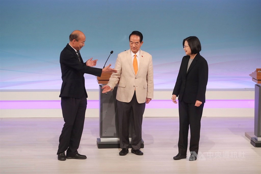 第15任總統副總統選舉總統候選人公辦電視辯論會29日下午在公視登場,國民黨候選人韓國瑜(左)、親民黨候選人宋楚瑜(中)、民進黨候選人蔡英文(右)出席,3人先禮後兵,正式辯論前互相握手致意。中央社記者裴禛攝 108年12月29日