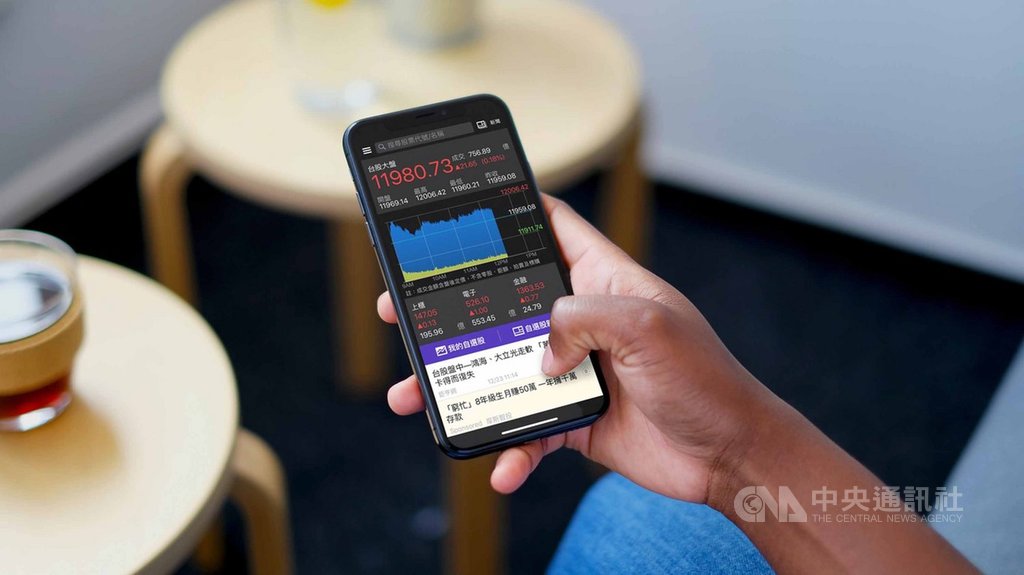 Yahoo奇摩股市App依據2019年1月1日至12月15日台股總瀏覽量排行,選出今年10大熱門台股,由鴻海、台積電蟬聯冠、亞軍。(Yahoo奇摩提供)中央社記者吳家豪傳真 108年12月30日