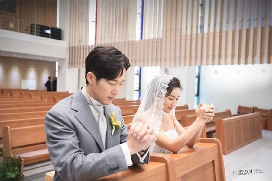 韓流明星金泰希的胞弟、演員李莞(左),28日與職業高爾夫選手李寶美(右)在首爾市內某教堂喜結連理。(圖取自세인트지지오티IG網頁instagram.com/st.ggot)