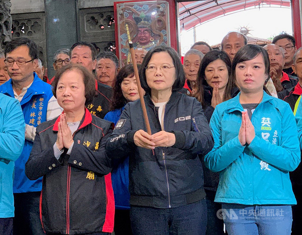 總統蔡英文(前右2)12月30日下午與民進黨新北市第1選區立委參選人呂孫綾(前右)赴淡水沙崙保安廟參香祈福。中央社記者葉臻攝 108年12月30日