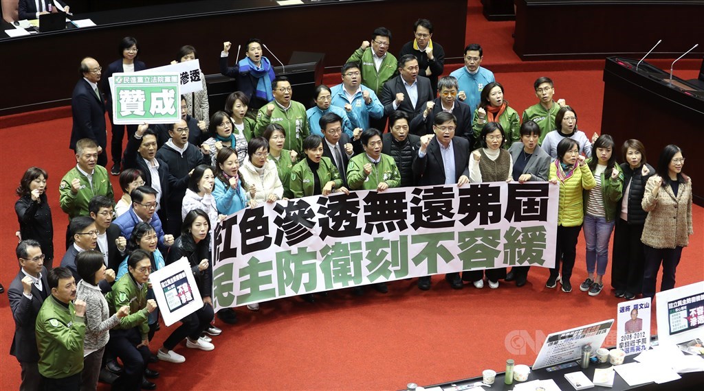 立法院會31日下午正式三讀通過反滲透法,民進黨籍立委在議場內拉開布條,合影慶祝。中央社記者張皓安攝 108年12月31日