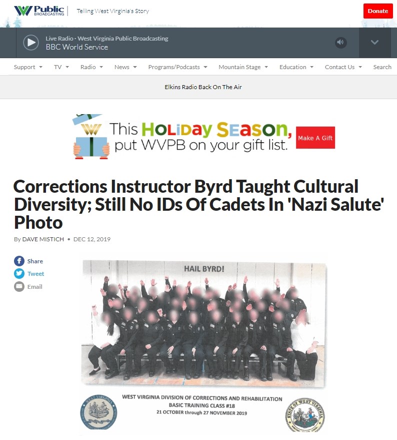 美國西維吉尼亞州州長賈斯提斯12月31日表示,30名美國東部的實習監獄官員,將因行納粹禮(Nazi salute)拍攝團體照被開除。(圖取自West Virginia Public Broadcasting網頁wvpublic.org)