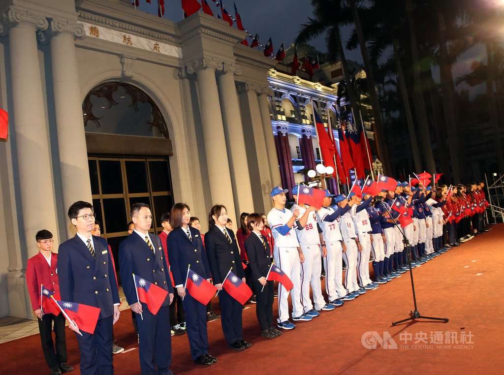元旦總統府升旗典禮1日早上在府前廣場舉行,由棒球選手與交換學生領唱國歌。台北市攝影記者聯誼會 109年1月1日