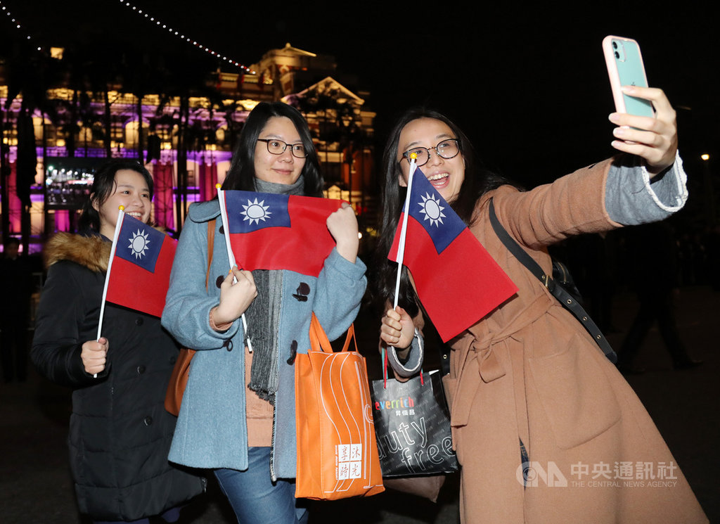 109年元旦總統府升旗典禮1日在總統府前廣場舉行,許多民眾前來參加,開心自拍。中央社記者張皓安攝 109年1月1日