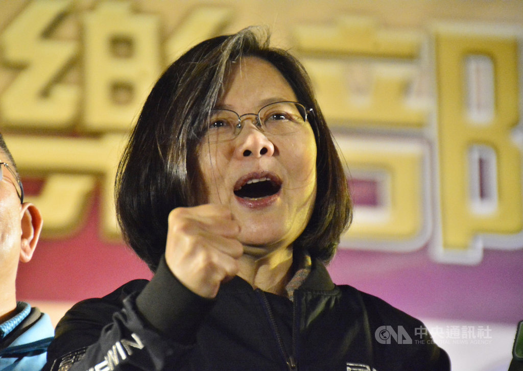 總統蔡英文1日晚間到新北市土城出席護國保台演唱會,蔡總統表示,國會過半是執政成功的重要基礎,改革過程雖然辛苦,但已經打好地基,希望民眾繼續支持。中央社記者黃旭昇新北攝 109年1月1日