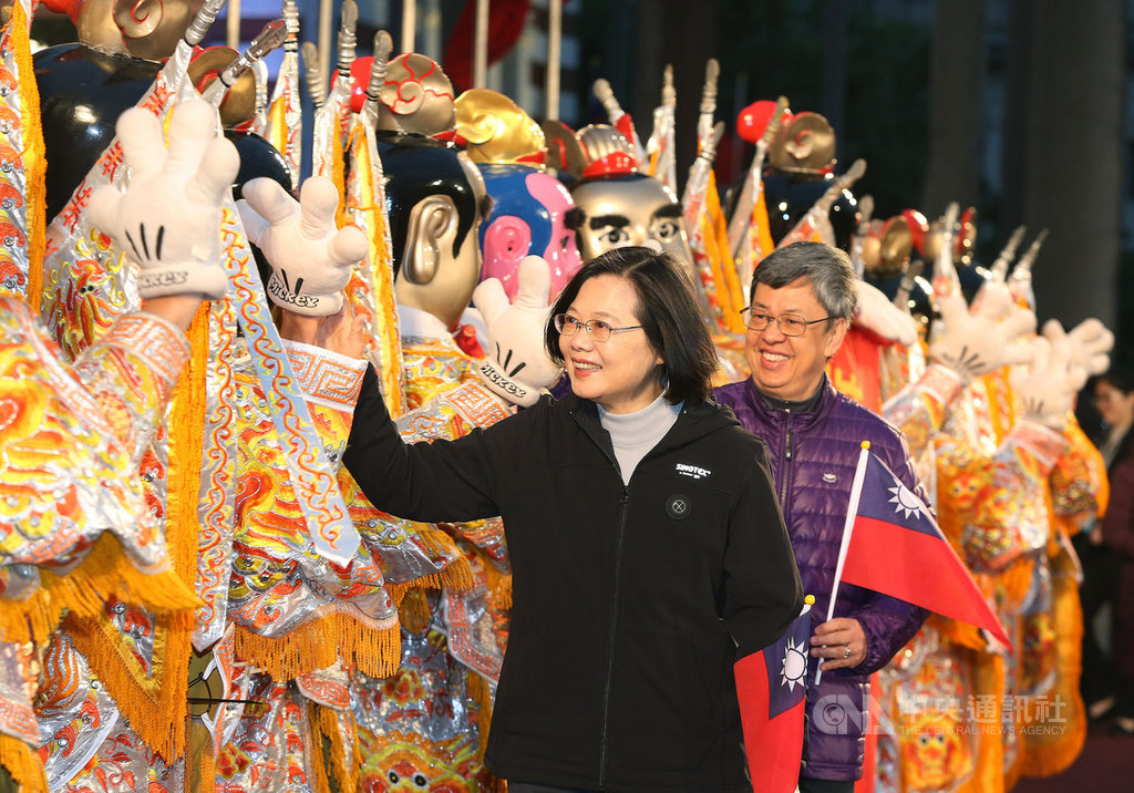 總統蔡英文(前)、副總統陳建仁(後)1日早上出席「中華民國109年元旦總統府升旗典禮」,升旗儀式完成後與表演的電音三太子擊掌。(台北市攝影記者聯誼會提供) 中央社 109年1月1日