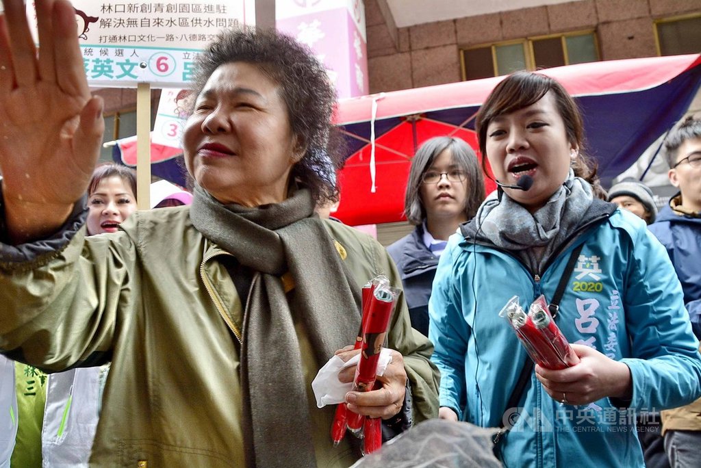 總統府秘書長陳菊(前左)1日上午到新北市林口的傳統市場,陪同民進黨新北市立委候選人呂孫綾(前右)掃街拜票,陳菊表示,呂孫綾是民進黨全力栽培的年輕人,盼望鄉親支持。中央社記者黃旭昇新北攝 109年1月1日