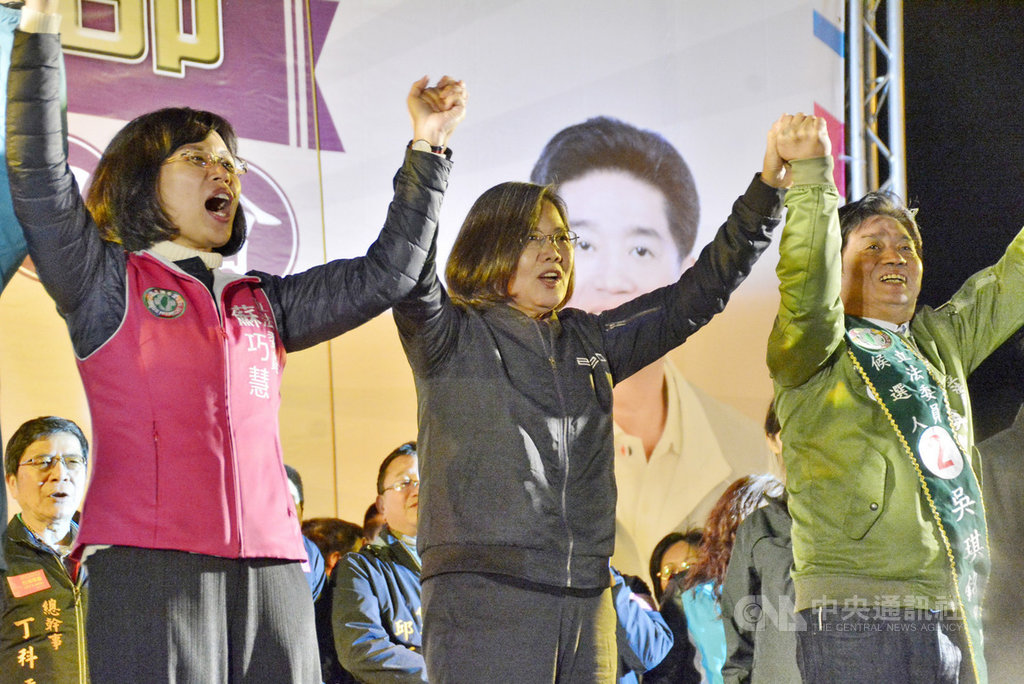 總統蔡英文(中)1日晚間到新北市土城區參加民進黨立委候選人吳琪銘(右)舉辦的護國保台演唱會,為黨籍立委候選人蘇巧慧(左)等人站台助選。中央社記者黃旭昇新北攝 109年1月1日