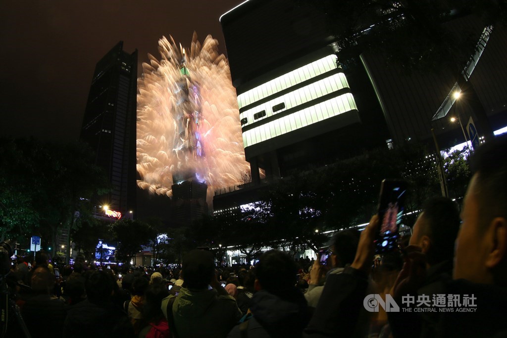 台北101跨年煙火秀1日凌晨璀璨登場,長達300秒的煙火共包含4個章節、6個段落,在新年第一刻與台灣民眾見面,吸引民眾搶拍記錄。中央社記者張新偉攝 109年1月1日