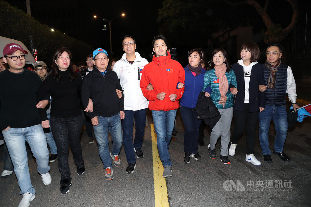 前新北市長朱立倫(前左4)與國民黨台北市立委候選人蔣萬安(前左5)等人,1日在總統府前廣場出席元旦升旗典禮。中央社記者張皓安攝 109年1月1日
