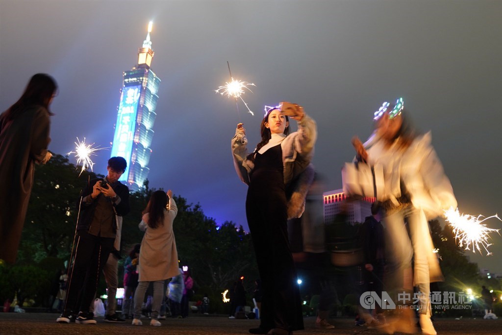 正式告別2019,迎來2020,有民眾1日在國父紀念館看完台北101新年煙火秀後,繼續留下來玩仙女棒自拍,享受新年第一瞬間。中央社記者徐肇昌攝 109年1月1日