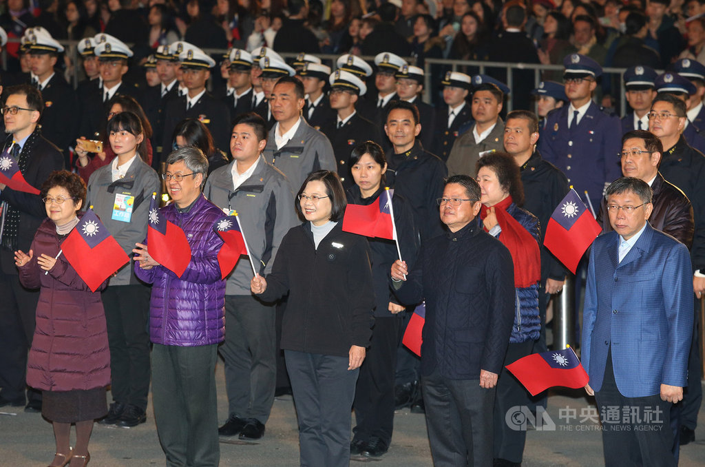 總統蔡英文(前右3)、副總統陳建仁(前左3)、台北市長柯文哲(右1)1日早上出席「中華民國109年元旦總統府升旗典禮,蔡總統揮舞國旗。台北市攝影記者聯誼會 109年1月1日