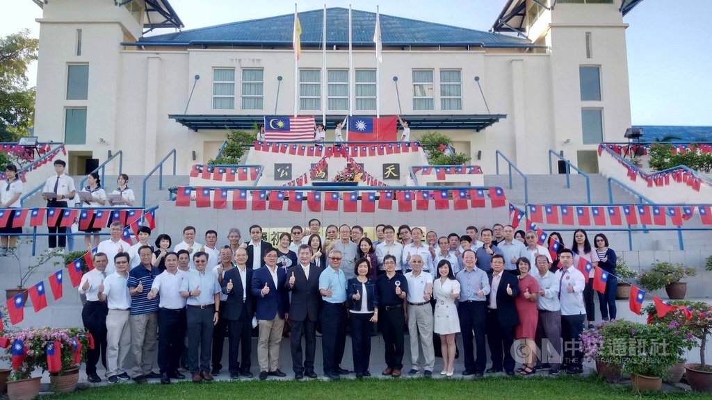 馬來西亞吉隆坡台灣學校1日舉行中華民國109年元旦升旗典禮,駐馬來西亞台北經濟文化辦事處代表洪慧珠(前排右9)率同仁與家眷參與典禮,期許台馬之間的友好關係再上層樓。中央社記者郭朝河吉隆坡攝 109年1月1日
