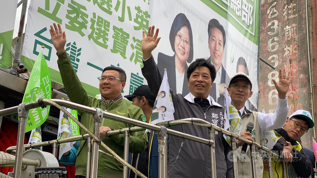 總統大選與立委選情進入白熱化,民主進步黨主席卓榮泰(左)1日前往桃園市,陪同尋求連任的桃園市立委候選人鄭寶清(前左2)掃街拜票。中央社記者邱俊欽桃園攝 109年1月1日