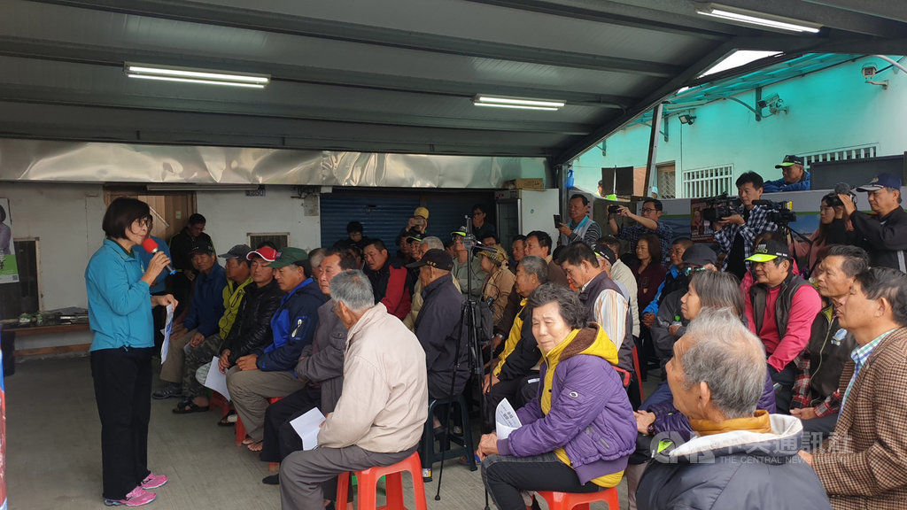 雲林縣第1選區立委候選人蘇治芬(左)1日到口湖鄉與漁民座談,強調若連任將繼續推動國有地放領,養殖用電更優惠等。(蘇治芬提供) 中央社記者姜宜菁傳真 109年1月1日
