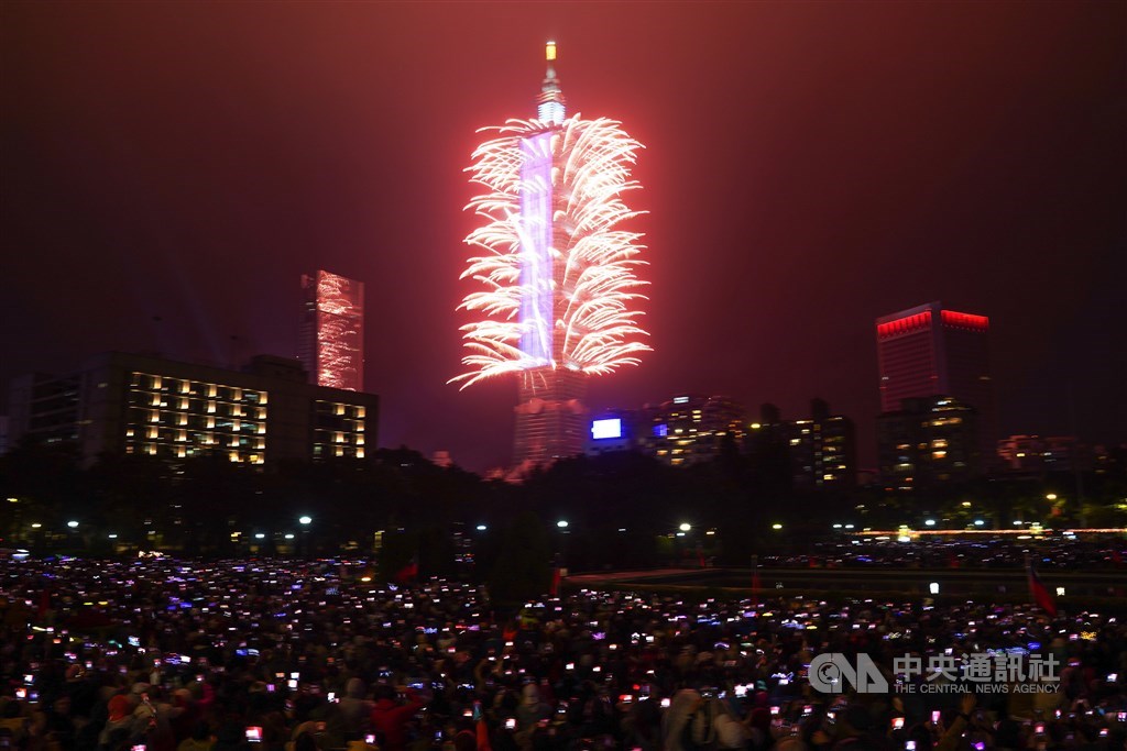 揮別2019,台北101跨年煙火秀在2020年第一秒璀璨登場,今年以「希望之光.台灣」為主題,計有1萬6000發,總長300秒,令人目不暇給。中央社記者徐肇昌攝 109年1月1日