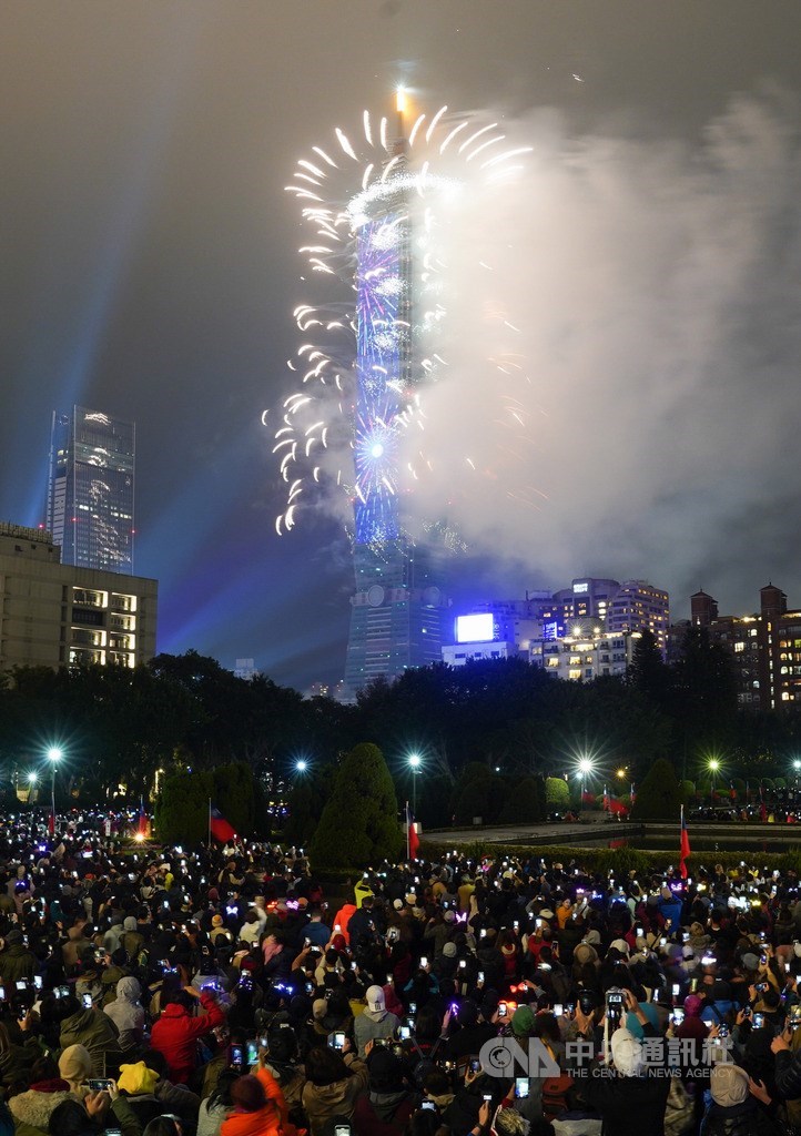 揮別2019年,長達300秒的台北101跨年煙火秀在2020年第一時間登場,已於國父紀念館外等待許久的眾人看見燦爛煙火,隨即舉起手機搶拍。中央社記者徐肇昌攝 109年1月1日