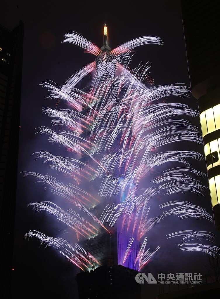以「希望之光.台灣」為主題的2020台北101新年煙火秀1日凌晨點亮夜空,不但精彩而且結合全新升級的T-Pad燈網動畫,璀璨吸睛。中央社記者張新偉攝 109年1月1日