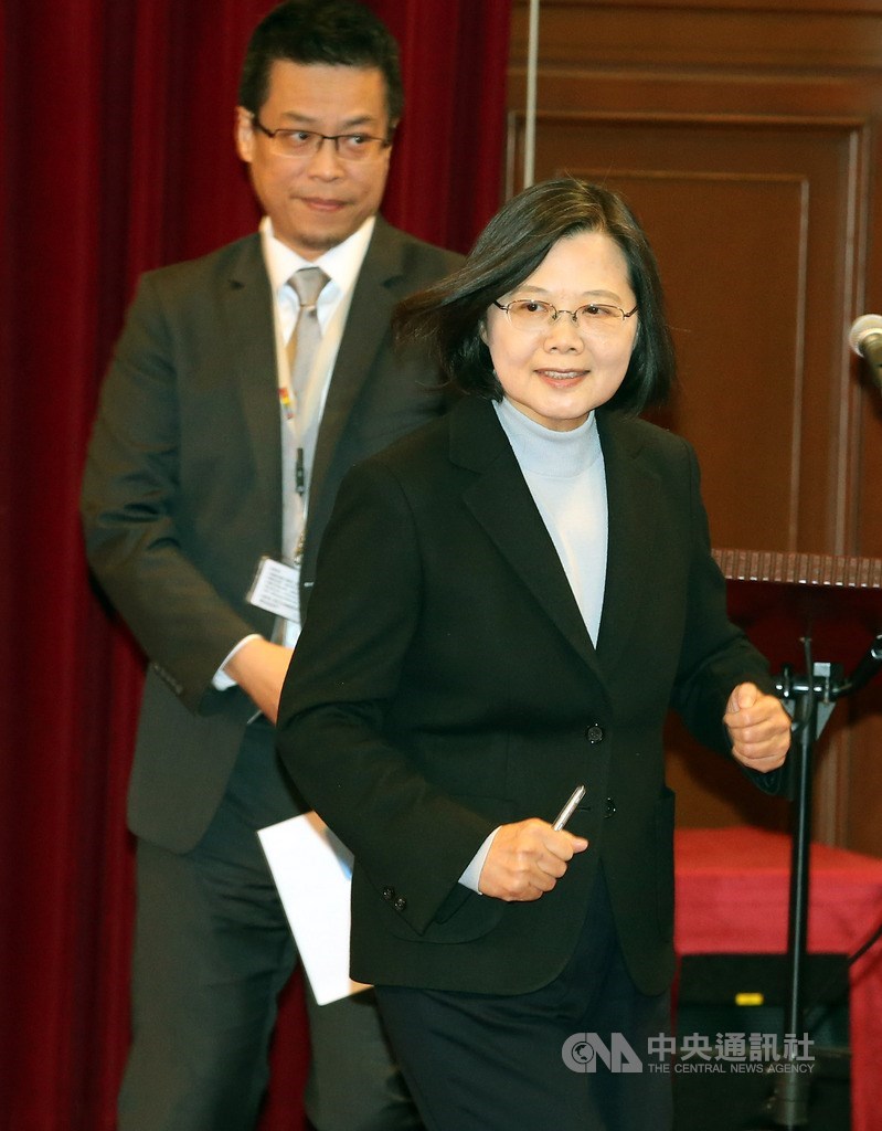 總統蔡英文(右)1日早上出席「中華民國109年元旦總統府升旗典禮」,隨後在府內發表元旦談話,並接受媒體提問。中央社記者郭日曉攝 109年1月1日